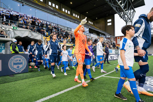 Lagen kommer in på arenan