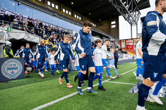 Lagen kommer in på arenan