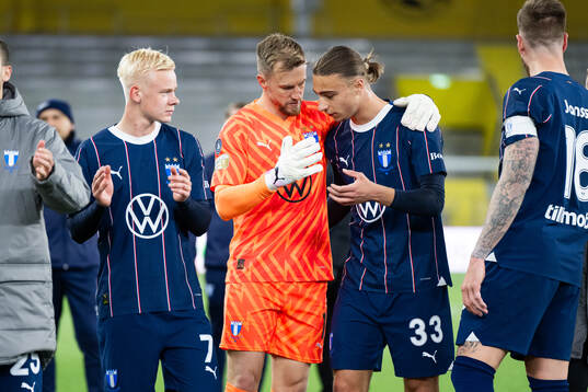Malmö FFs Otto Rosengren, målvakt Ricardo Friedrich och