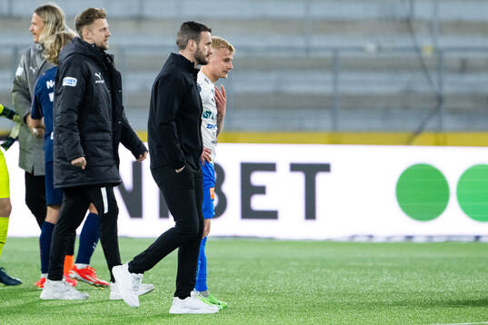 Värnamos tränare Anes Mravac och Viktor Bergh deppar
