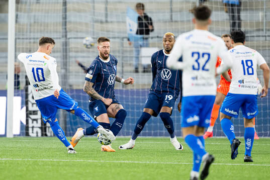 Värnamos Ajdin Zeljkovic skjuter och Malmö FFs Pontus