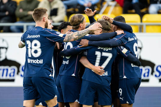 Malmö FFs Derek Cornelius (skymd i bild) jublar med