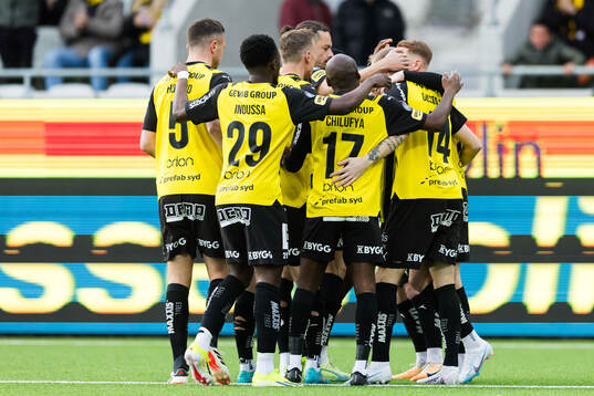 Häckens Simon Gustafson jublar med lagkamrater