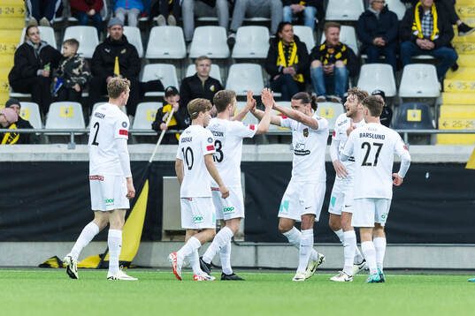 Brommapojkarnas Ludvig Fritzson jublar med lagkamrater