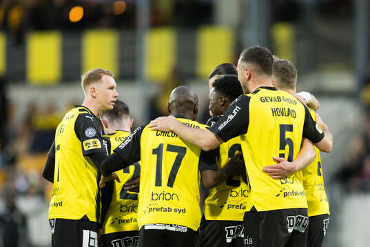 Häckens Zeidane Inoussa jublar med lagkamrater
