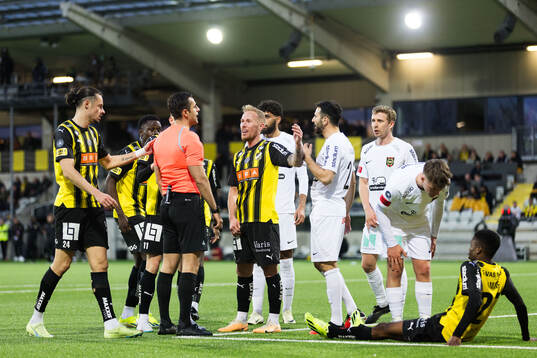 Häckens Mikkel Rygaard Jensen reagerar mot Domare Granit