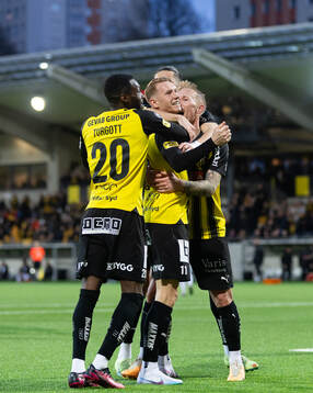 Häckens Julius Lindberg jublar med lagkamrater