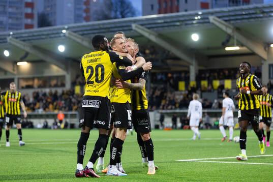 Häckens Julius Lindberg jublar med lagkamrater