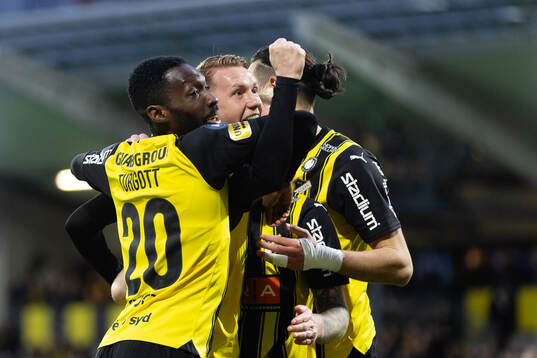 Häckens Julius Lindberg jublar med lagkamrater