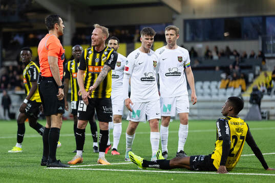 Häckens Mikkel Rygaard Jensen diskuterar en