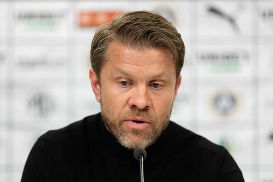 Häckens tränare Pål Arne Johansen på presskonferensen