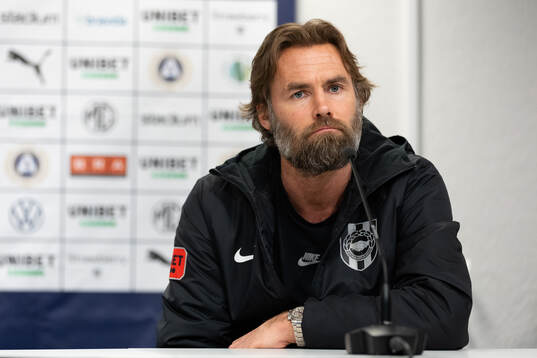 Brommapojkarnas tränare Olof Mellberg  på presskonferensen