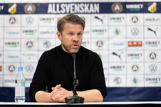 Häckens tränare Pål Arne Johansen på presskonferensen