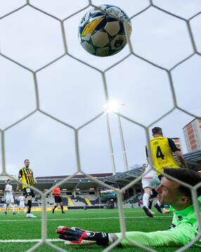 Brommapojkarnas Ludvig Fritzson nickar in 1-2 i mål bakom