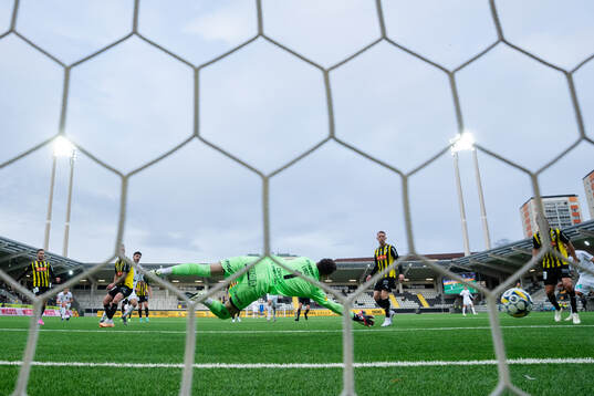 Brommapojkarnas Daleho Irandust skjuter 1-2 i mål bakom