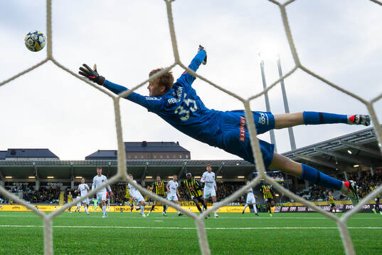 Häckens Amor Layouni skjuter 2-2 i mål bakom
