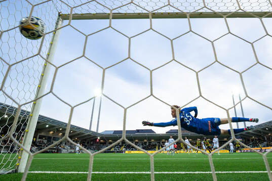 Häckens Amor Layouni skjuter 2-2 i mål bakom