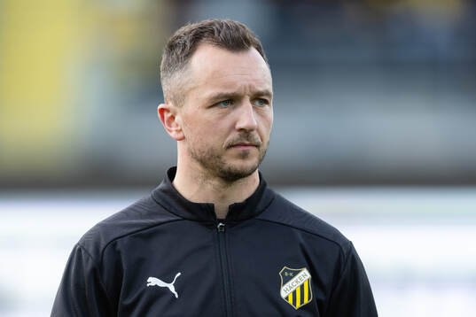 Häckens Even Hovland på line up innan fotbollsmatchen i