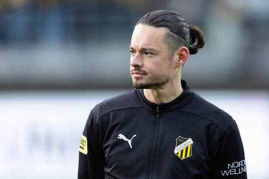 Häckens Amor Layouni på line cup innan fotbollsmatchen i