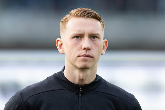 Häckens Julius Lindberg på line up innan fotbollsmatchen