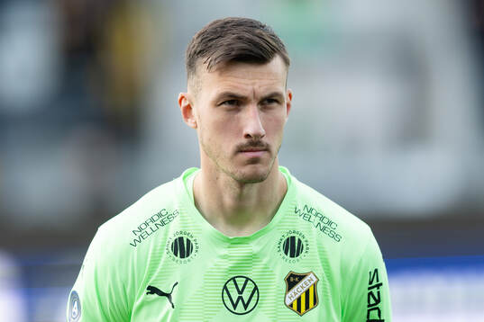 Häckens målvakt Andreas Linde  på line up innan