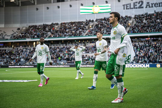 Hammarbys spelare med tröja som hyllar Frederik Winther