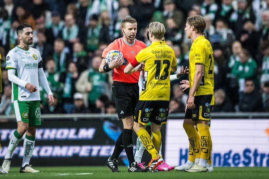 Elfsborgs Johan Larsson i samtal med Domare Glenn Nyberg