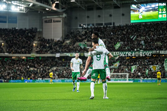 Hammarbys Jusef Erabi jublar med Shaquille Pinas