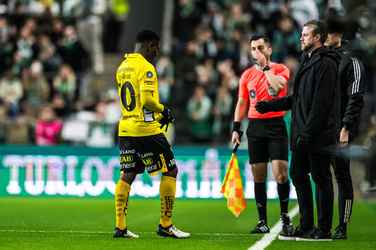 Elfsborgs Michael Baidoo lämnar planen och deppar
