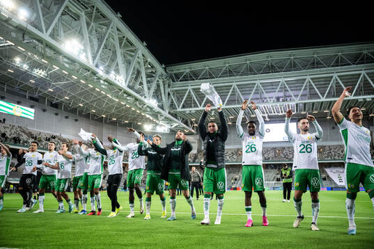 Hammarbys spelare jublar, iklädda tröjor som hyllar