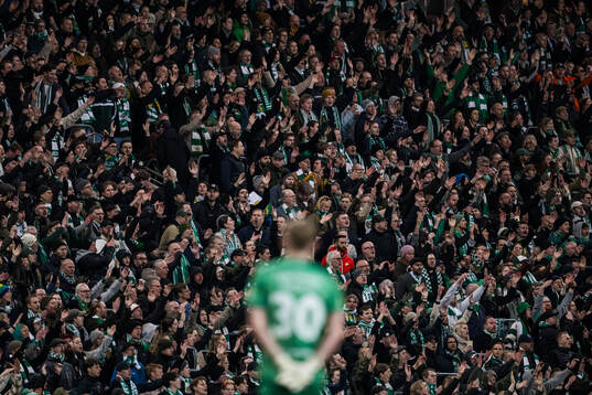 Hammarbys supportar framför Elfsborgs målvakt Marcus