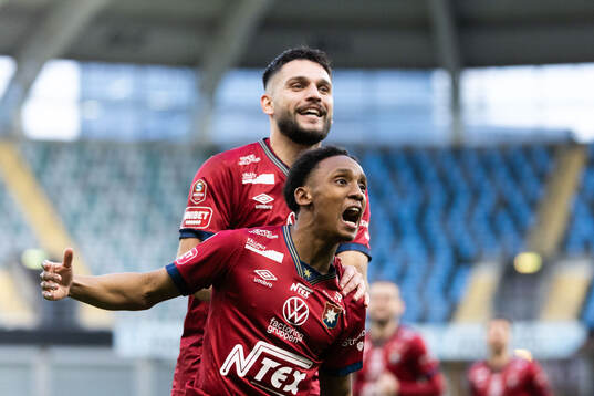 Örgrytes Aydarus Abukar jublar med Edi Sylisufaj