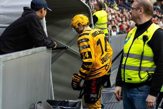 Skellefteås Andreas Johnson lämnar isen