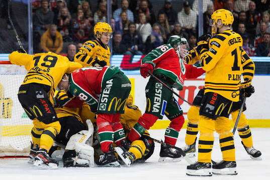 Skellefteås målvakt Linus Söderström mot Frölundas