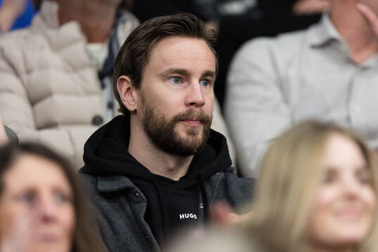 Frölundas Mikael Ruohomaa på läktaren