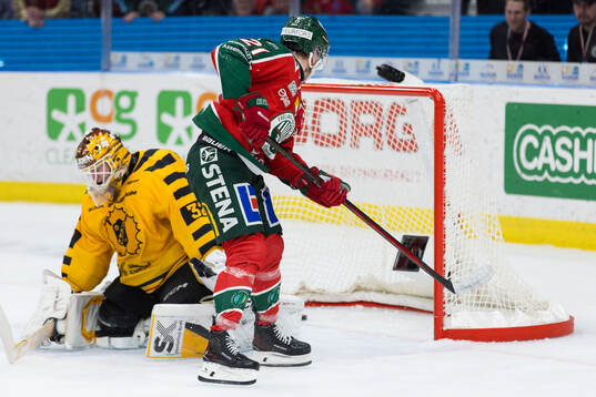 Frölundas Jere Innala gör 3-1 bakom Skellefteås målvakt