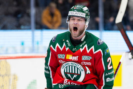 Frölundas Christian Folin manar på publiken i slutet av