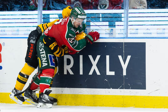 Frölundas Max Friberg och Skellefteås Rickard Hugg brottas