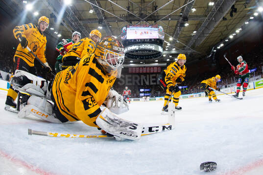 Frölundas Max Friberg skjuter 2-1 i mål bakom