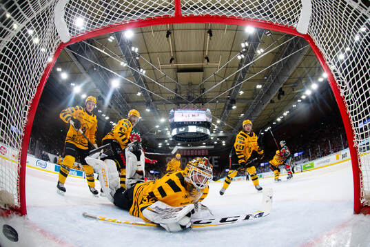 Frölundas Max Friberg skjuter 2-1 i mål bakom