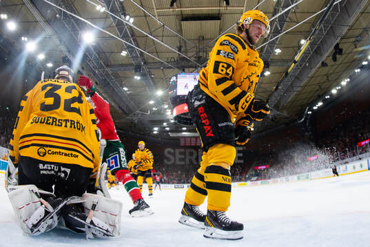 Skellefteås målvakt Linus Söderström och Jonathan Pudas