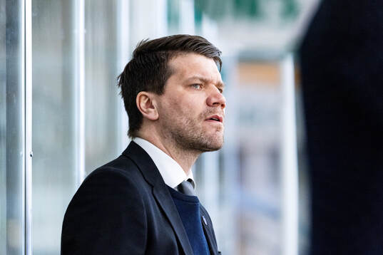 Head coach Thomas Paananen of Sweden