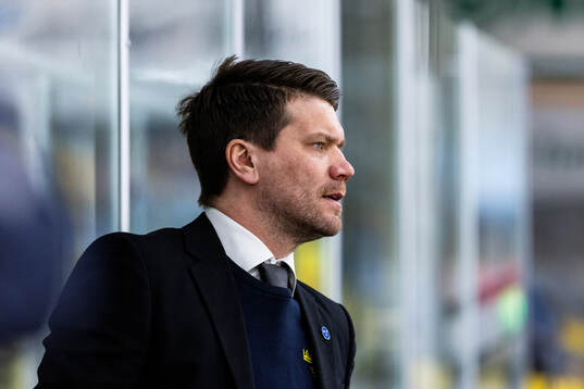 Head coach Thomas Paananen of Sweden