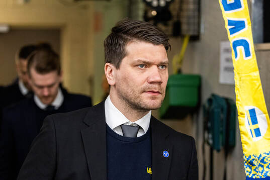 Head coach Thomas Paananen of Sweden