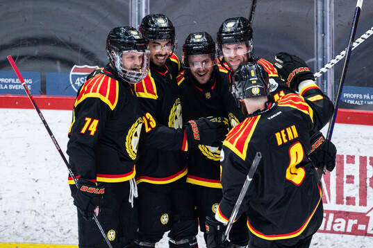 Brynäs Tyler Kelleher jublar med lagkamrater