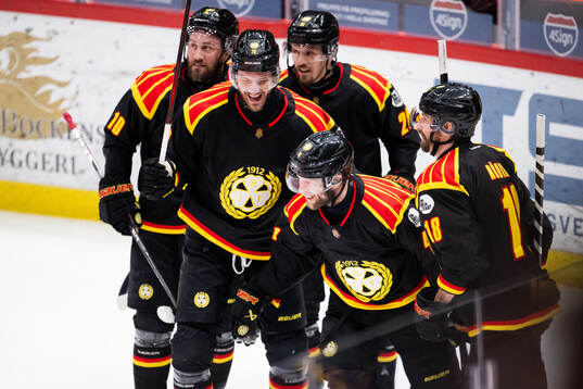 Brynäs Greg Scott jublar med lagkamrater