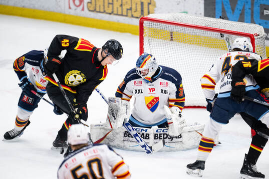 Brynäs Noel Nordh och Djurgårdens målvakt Viktor Andrén