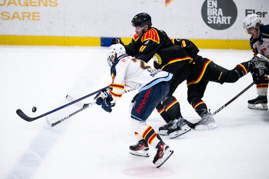 Djurgårdens Linus Eriksson och Brynäs Greg Scott