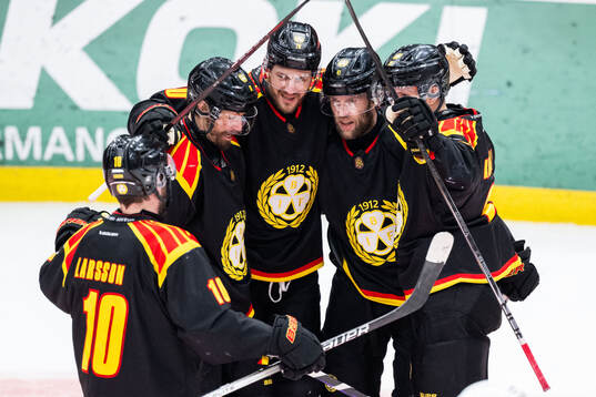 Brynäs Greg Scott jublar med lagkamrater