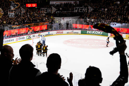 Brynäs Tyler Kelleher jublar med lagkamrater